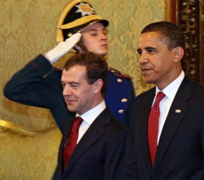  Obama e Medvedev assinam acordo sobre desarmamento nuclear - Obama frsiou que h mais pontos em com