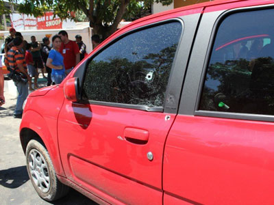 Homem  morto a tiro dentro de carro na Zona Sul de Manaus