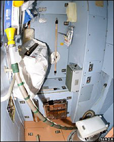 Astronautas instalam equipamentos e consertam banheiro do 