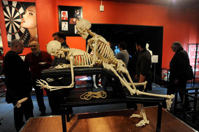 Museu na Rssia exibe esqueletos fazendo 
