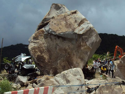Rocha gigante cai sobre carro e mata seis pessoas no Vietn
