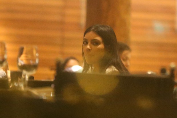 Kim Kardashian sai para jantar com amigas em So Paulo