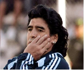 Maradona diz que quer seguir na Argentina