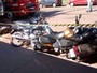 Caminho desgovernado atinge motos estacionadas em Ourinhos