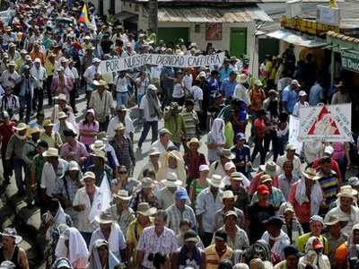 Colmbia: conflitos entre polcia e cafeicultores grevistas deixam 77 feridos  