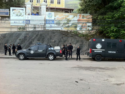 Polcia Civil faz operao no Morro do Preventrio, em Niteri