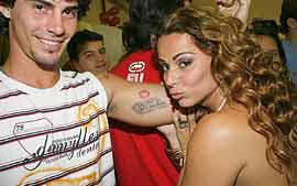 Radams faz tatuagem em homenagem a Viviane Arajo.