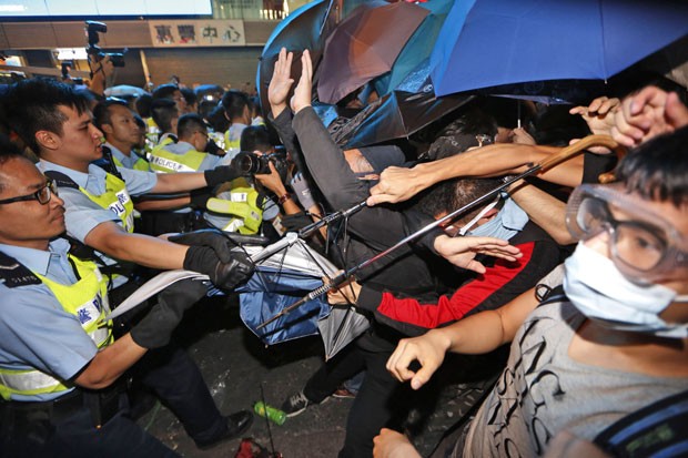 Hong Kong tem novos confrontos aps retirada de acampamentos
