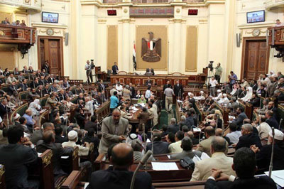 Parlamento do Egito desafia tribunal e militares e se rene no Cairo