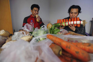 Dupla fica famosa na China ao criar instrumentos musicais com vegetais