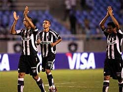 No sufoco, Botafogo derrota o Atltico Mineiro e vai  semi