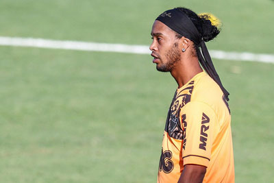 Ronaldinho tem leso grave e corre risco de desfalcar Atltico-MG no Mundial