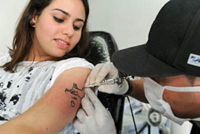 Jovem tatua autgrafo que recebeu de Paul McCartney