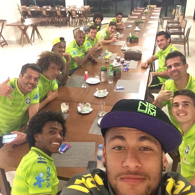 Neymar posta foto do jantar dos jogadores da Seleo
