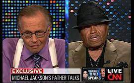  Pai de Michael Jackson diz nunca ter batido no filho - Joe Jackson ( direita) em entrevista para a