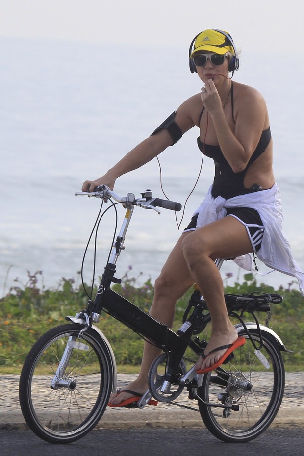 Christine Fernandes pedala na orla do Rio com mai recortado