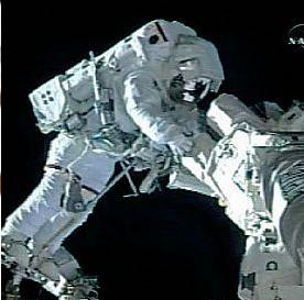 Astronautas da ISS iniciam caminhada espacial