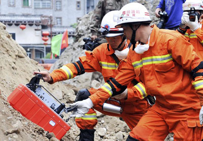 Chins de 78 anos  resgatado cinco dias depois de terremoto