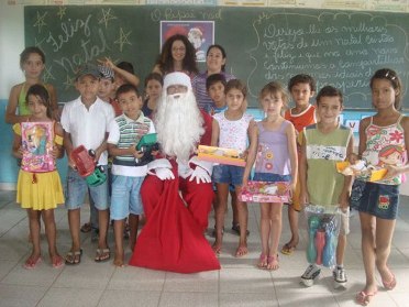 Papai Noel faz a alegria das crianas na localidade de Caxeta