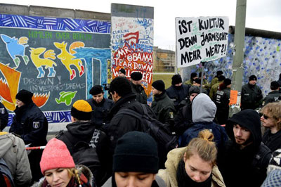 Manifestantes protestam contra perfurao do Muro de Berlim