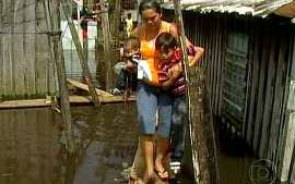 Rio Negro atinge 29,71 m e bate recorde histrico Em Manaus, sacos com cimento e areia so usados pa