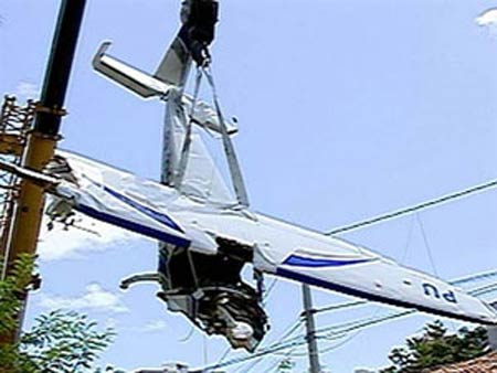 Avio que caiu sobre casas no Recife  retirado por guindaste