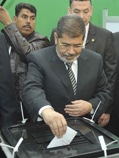 Morsi vota em referendo sobre projeto que divide o Egito
