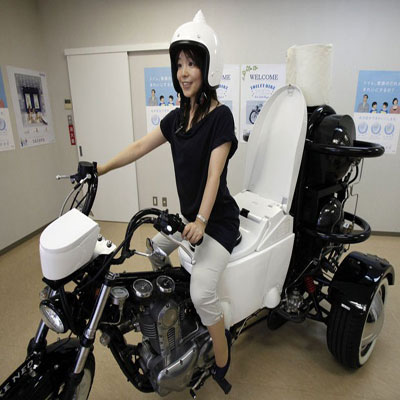 Empresa exibe triciclo que vem com assento em forma de privada