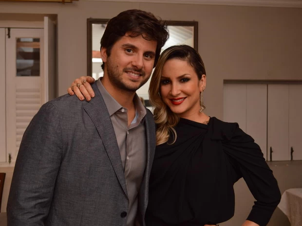 Claudia Leitte posa com o marido em bastidores de show no Recife