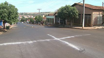 Moradores tentam desvendar mistrio de cruzes de sal em ruas de Igarapava