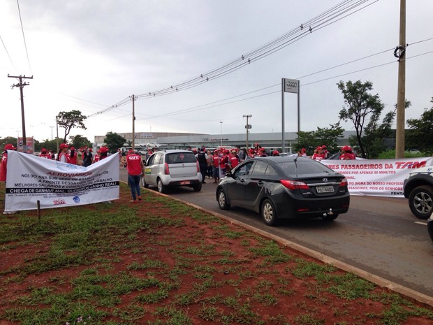 Protesto por aumento salarial fecha acesso ao Aeroporto de B