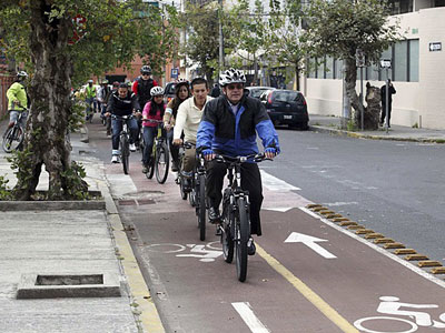 Ministro do Equador e funcionrios pblicos incentivam uso da bicicleta