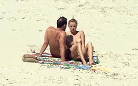 Nathlia Rodrigues PELADONA na praia de nudismo.