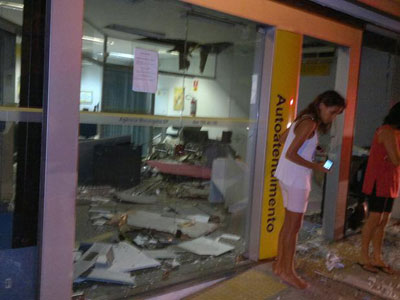 Criminosos explodem os dois nicos bancos de cidade em SP  