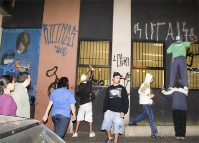 Geral - Escola expulsa aluno que vandalizou prdio para discutir art - Centro Universitrio Belas Ar