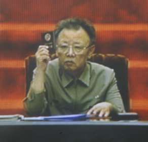 Kim Jong-il  reeleito lder militar da Coreia do Norte