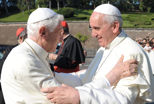 Papa Francisco e Bento XVI se encontram em cerimnia no Vaticano