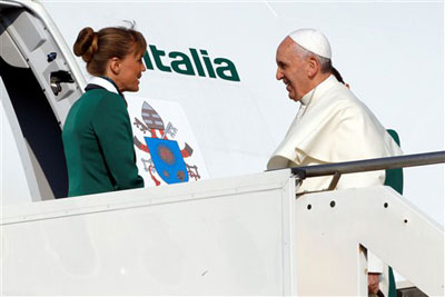 A caminho do Brasil, Papa se diz preocupado com jovens sem trabalho