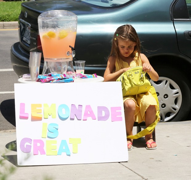 Filha de Alessandra Ambrsio vende limonada na rua em Los Angeles