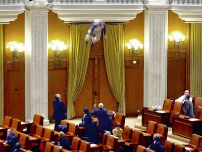 Homem se joga de balco do Parlamento romeno durante sesso
