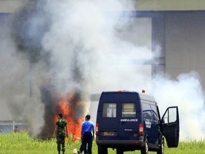 Avio cai e pega fogo durante show areo na Indonsia