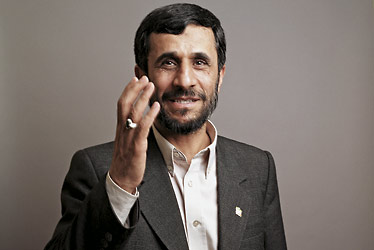 Judeus e gays protestam contra visita de Mahmoud Ahmadinejad