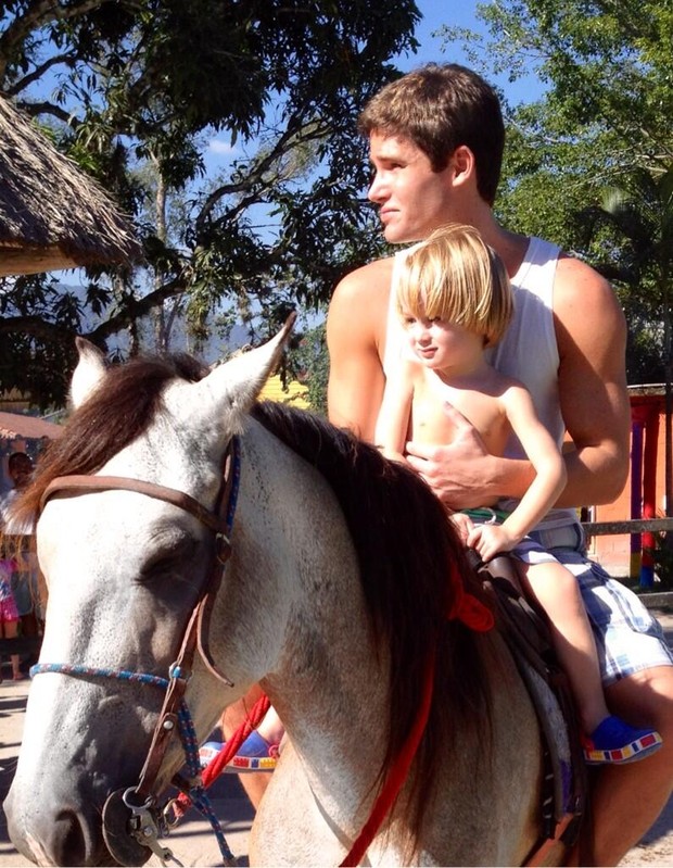 Jonatas Faro anda a cavalo com Guy: 