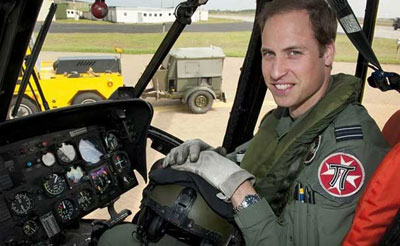Princpe William pilota helicptero e resgata garota do mar na Inglaterra