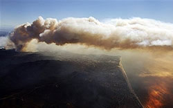 Incndio na Califrnia faz 15 mil pessoas deixarem suas casa