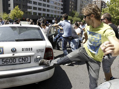Taxistas atacam carros de colegas durante protesto em Madri