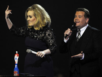 Adele faz gesto obsceno aps ser interrompida no Brit Awards