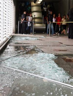 Chuva em So Paulo quebra vidros de estao de metr 