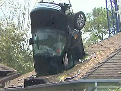 EUA: motorista perde controle e carro vai parar em telhado  