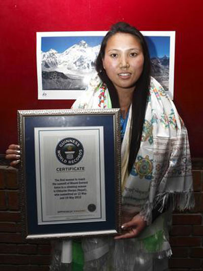 Nepalesa entra no Guinness por escalar Everest 2 vezes em uma semana  